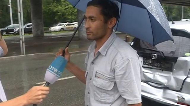 Маршрутное такси врезалось в легковушку на Русской смотреть онлайн