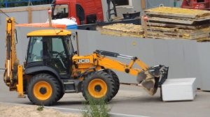 У экскаватора погрузчика ремонтируют вилы, проверяют на работоспособность.