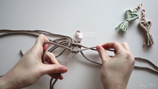 DIY Macrame heart keychain, Mini Macramé keychain Tutorial • Makramee Mini Herz Schlüsselanhänger смотреть онлайн