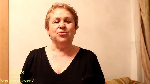 Как завязать платок на голове! В лес и для сбора клюквы.Это защитит вас от комаров,клещей и ос.