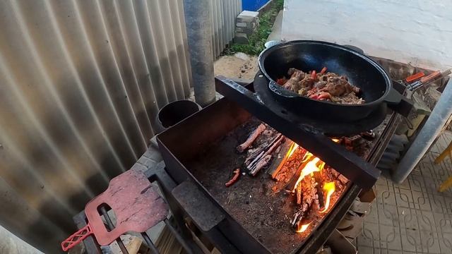 КУРИНЫЕ ОКОРОЧКА В КАЗАНЕ НА КОСТРЕ...