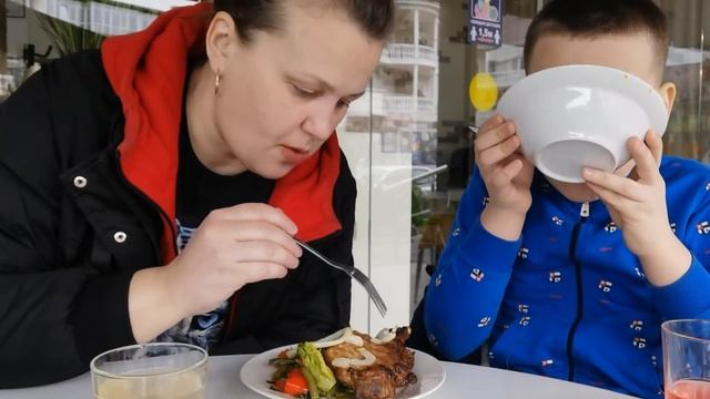 Мукбанг Стейк с овощами, Солянка, борщ/Зашли в новую столовую/Нам понравилось ?