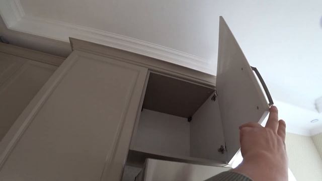 Кухня в Классическом стиле / Фасад Фрезерованный крашеный мдф с карнизами . Обзор кухни смотреть онлайн