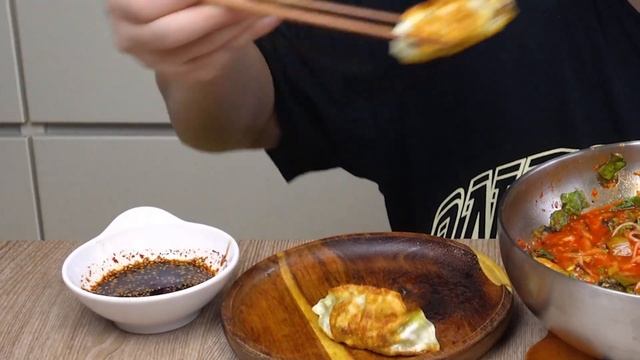 SUB) 비빔국수에 군만두 조합 먹방! 후식은 생크림 케이크 Spicy noodles & Fried dumplings ASMR Mukbang Eatingshow