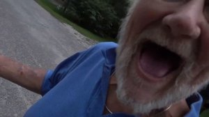 ЗЛОЙ ДЕД ИГРАЕТ В Pokemon GO и Разбивает  iPhone