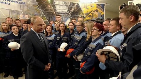 В Челябинской области Владимир Путин отвечал на вопросы работников знаменитой Магнитки