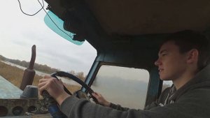 Учусь ездить на стареньком тракторе / Где новые видео?