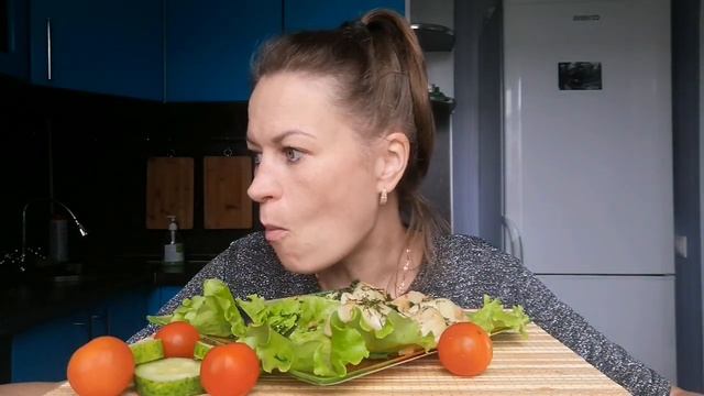 МУКБАНГ ВАРЕНИКИ С КАРТОШКОЙ, ЖАРЕНЫМ САЛОМ И ЛУКОМ/ОВОЩИ/MUKBANG HALK FAMILY ЕДА смотреть онлайн