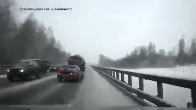 Yellow driver, car crash in Russia (Part 1) – Фура въехала в грузовик с желтой краской (Ча смотреть онлайн