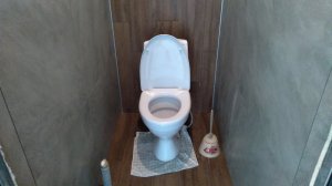 Закончили класть плитку в туалете и замыли ее после укладки.