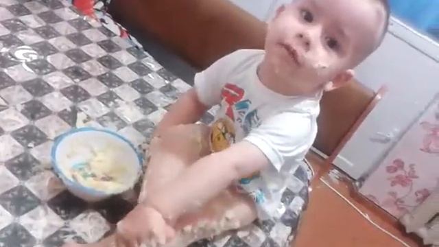 Как накормить ребенка, едим картофельное пюре!