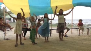 От улыбки хмурый день светлей