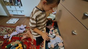 Что прячет мама?