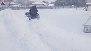 Продолжаем испытания самодельного гусеничного минитрактора на уборке снега. 2023 год.