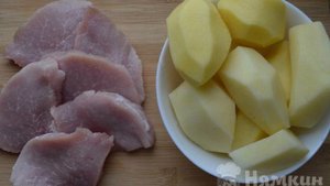 Вкусное мясо с картошкой в духовке
