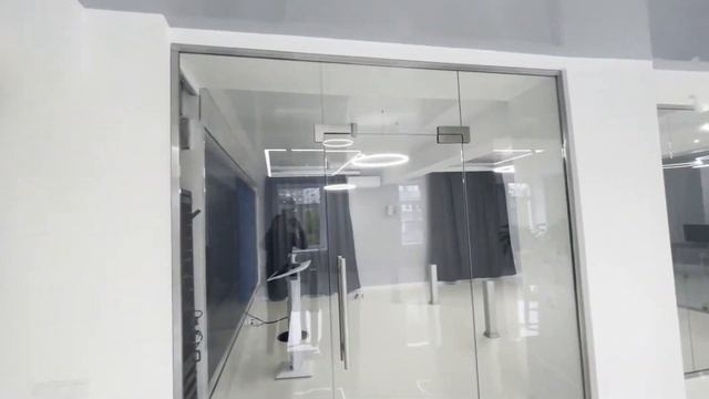 Перегородки и двери из прозрачного закаленного стекла в офисе государственного учреждения смотреть онлайн