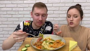 МУКБАНГ МАКАРОНЫ ЦВЕТНЫЕ  СОСИСКИ с СЫРОМ ГУЛЯШ РЕЦЕПТ ЧИЗКЕЙК ответы на вопросы MUKBANG PASTA