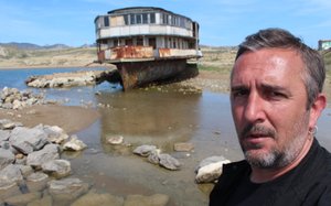 Князь Багратионъ - столетний теплоход на берегу моря в бухте Капсель. Май 2021