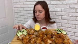 МУКБАНГ ОСТРЫЕ КУРИНЫЕ КРЫЛЫШКИ MUKBANG SPICY CHICKEN WINGS овощи соусы ответы на вопросы