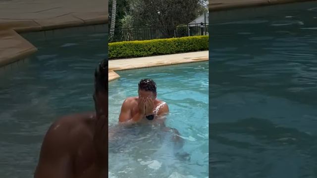 How to mess with someone at the Pool! смотреть онлайн