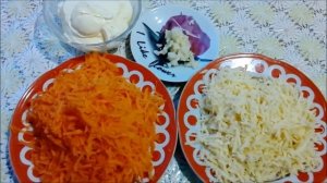 Салат на скорую руку из моркови, сыра, чеснока и майонеза.