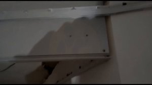 Потолочный плинтус на натяжном потолке