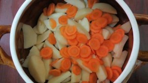 Свинина томлённая с овощами в горшочке