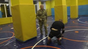 Защита от удара ножом в живот. Инстинкт и расслабление. В. Н. Крючков (1)