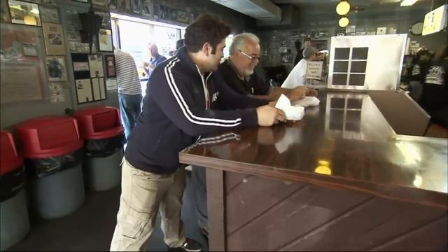 Adam Devours 2 Chicago Style Dishes: The Italian Beef Sandwich And Deep Dish Pizza | Man V Food смотреть онлайн