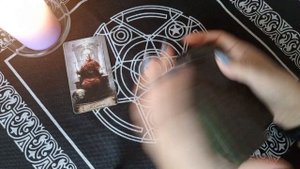 ЧТО ЕМУ НАДО??? ???Гадание расклад на картах таро.