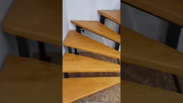 Лестница на металлическом каркасе ПОД КЛЮЧ с индивидуальным заказом Перил. Ступени Сосна. Калужница смотреть онлайн