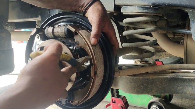 Toyota Innova | Pemasangan Kampas Rem Belakang | Toyota Kijang Innova 2.0 смотреть онлайн