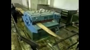 Работа кромкообрезного многопильного станка в составе линии лесопиления