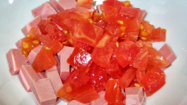 Горячие бутерброды с колбасой, помидорами и сыром в микроволновке