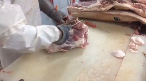 Процесс разделки свиной туши