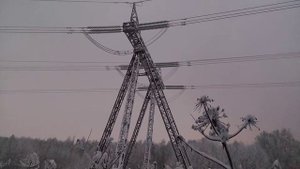 Мощный треск ЛЭП 500 кВ, опора и провода в изморози.