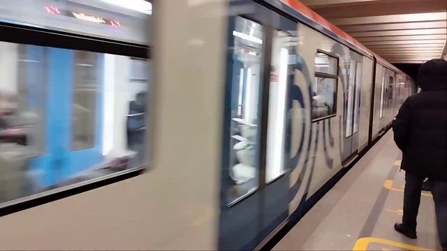 Прибытие поезда 81-765 "Москва" на станцию Кузьминки смотреть онлайн