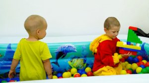 Ребенок нашел корабль и пошел в ванну купаться
