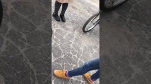 бабка запрещает гулять на детской площадке!