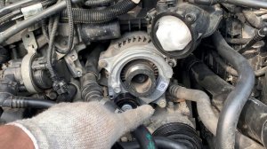 Замена устройства для натяжения приводного ремня генератора на моторе BMW B48