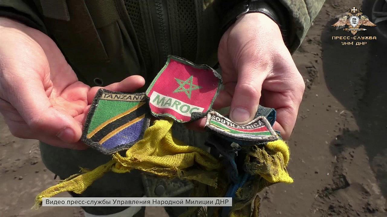 Кадры сбитого под Мариуполем украинского вертолета...ространила народная милиция Донецкой республики