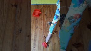 Подметание мусора на полу. От 2х лет.