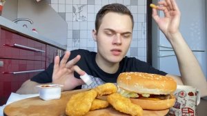 Мукбанг бургер наггетсы / как жить дальше? / Mukbang burger