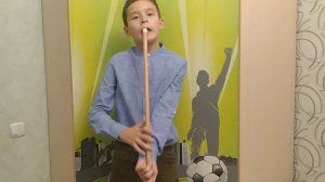 Мальчик играет на курае