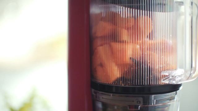 С соковыжималкой HUROM H200 соки не окисляются, резак не тупится смотреть онлайн