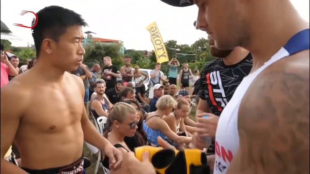 废弃厂房裸拳赛！场外作弊竟有人搞小动作，下秒直接被干到头破血流！【小北格斗】 смотреть онлайн