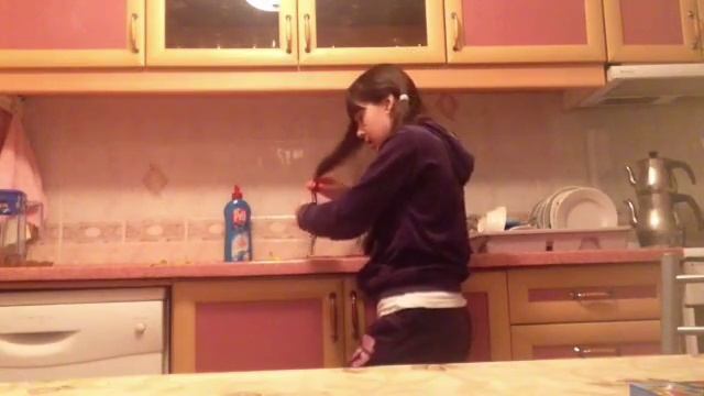 Опыт: пытаемся покрасить волосы мелками смотреть онлайн