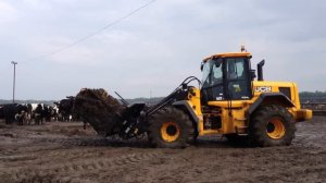 Непревзойденная проходимость колесного погрузчика JCB 434S. Царь горы расправляется с навозом!