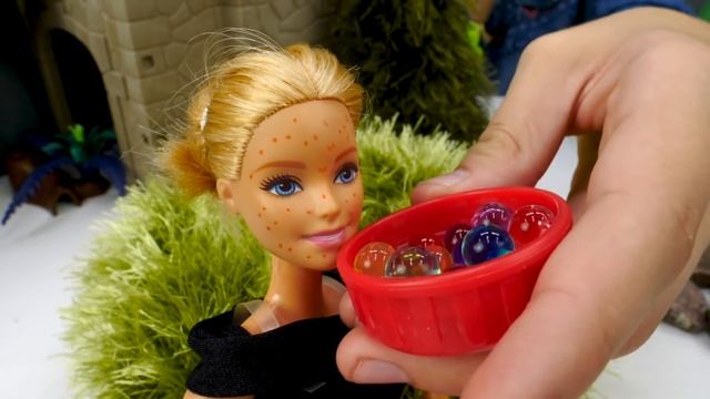 Видео для девочек про Салон красоты. Зачем Кукла Барби пытается поймать рыбу на рыбалке? смотреть онлайн