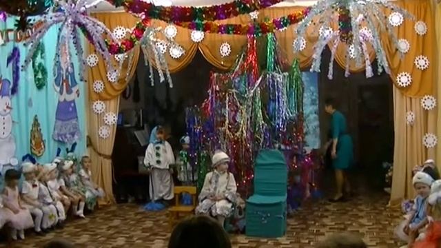 Новогодний утренник в группе №5 "Знайки" детский сад "Сказка" г.Нефтегорска смотреть онлайн